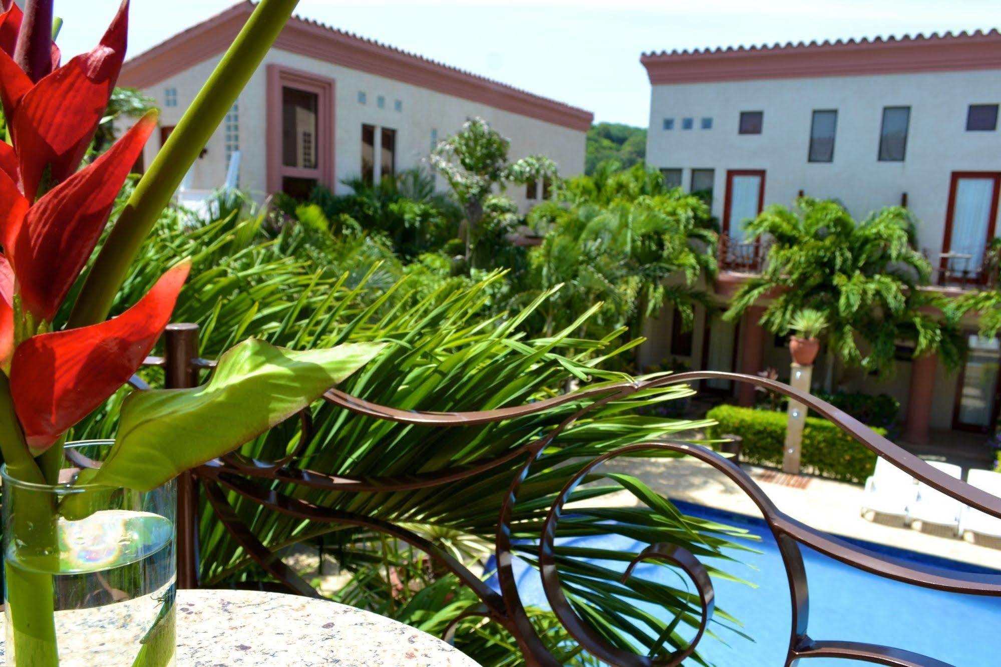 Las Sirenas Hotel And Condos West Bay Buitenkant foto